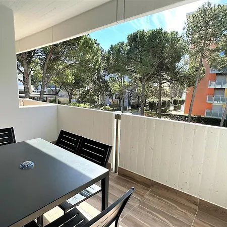 Stylish Flat With Pool Access Apartment